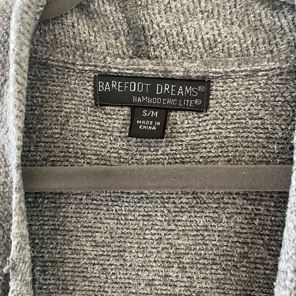 Barefoot dreams cozy women’s wrap - Picture 7 of 8